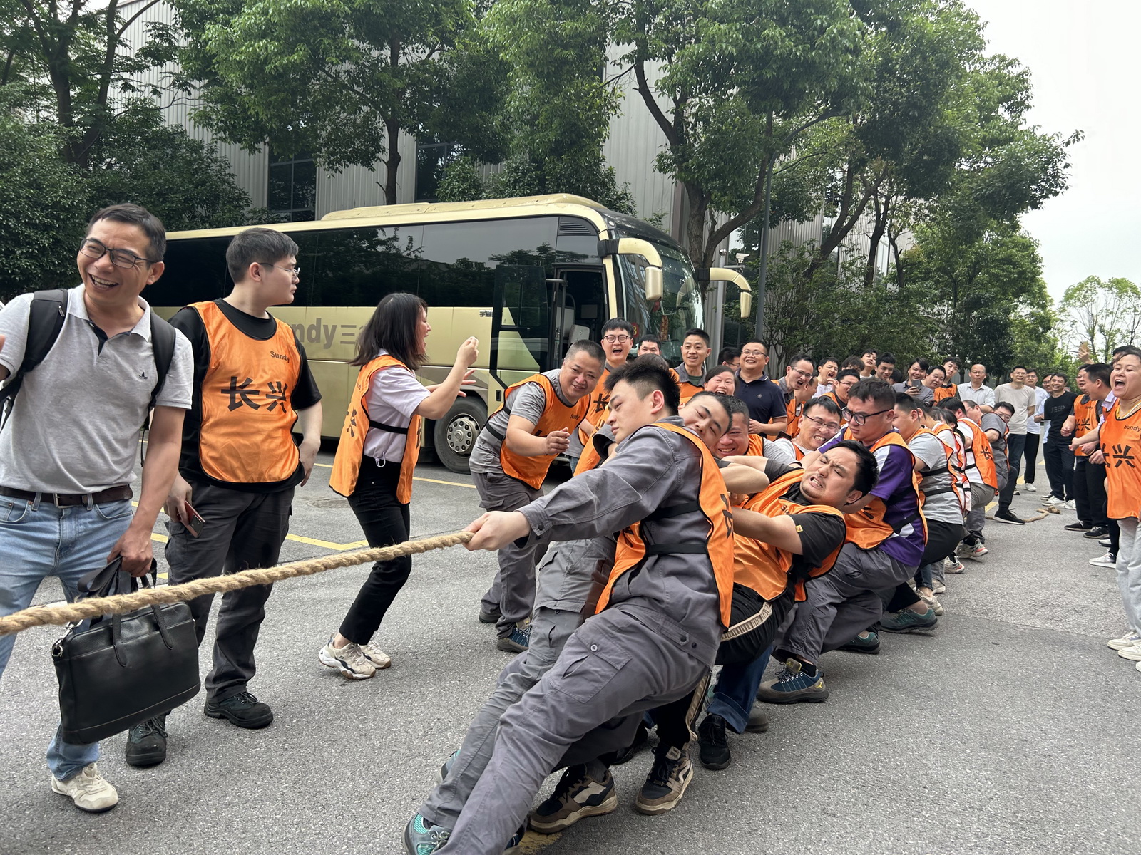 加油！加油！凝“绳”聚力，“俄罗斯专享会294杯”首届拔河角逐火热开赛