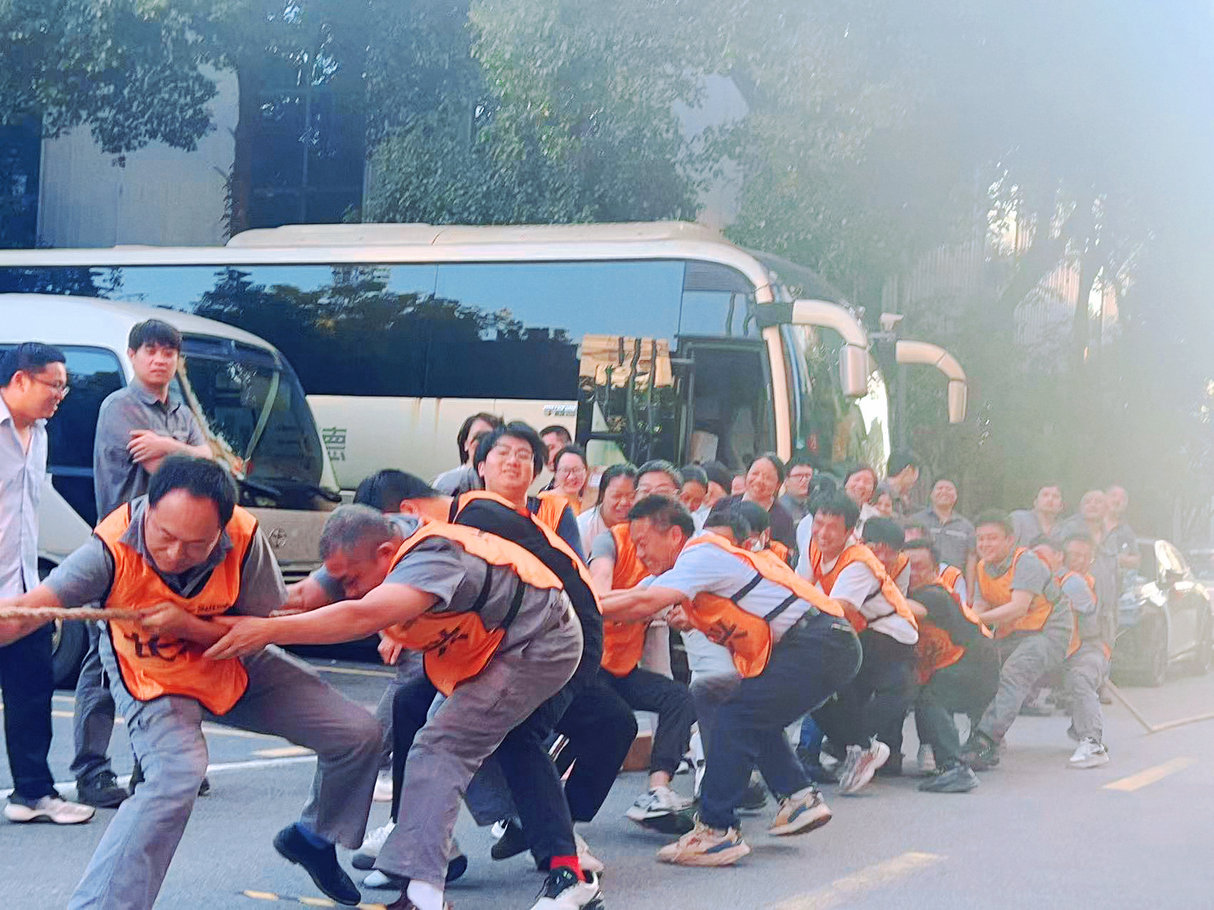 燃爆俄罗斯专享会294总部园区！女子组首秀亮眼，这场拔河角逐尘埃落定